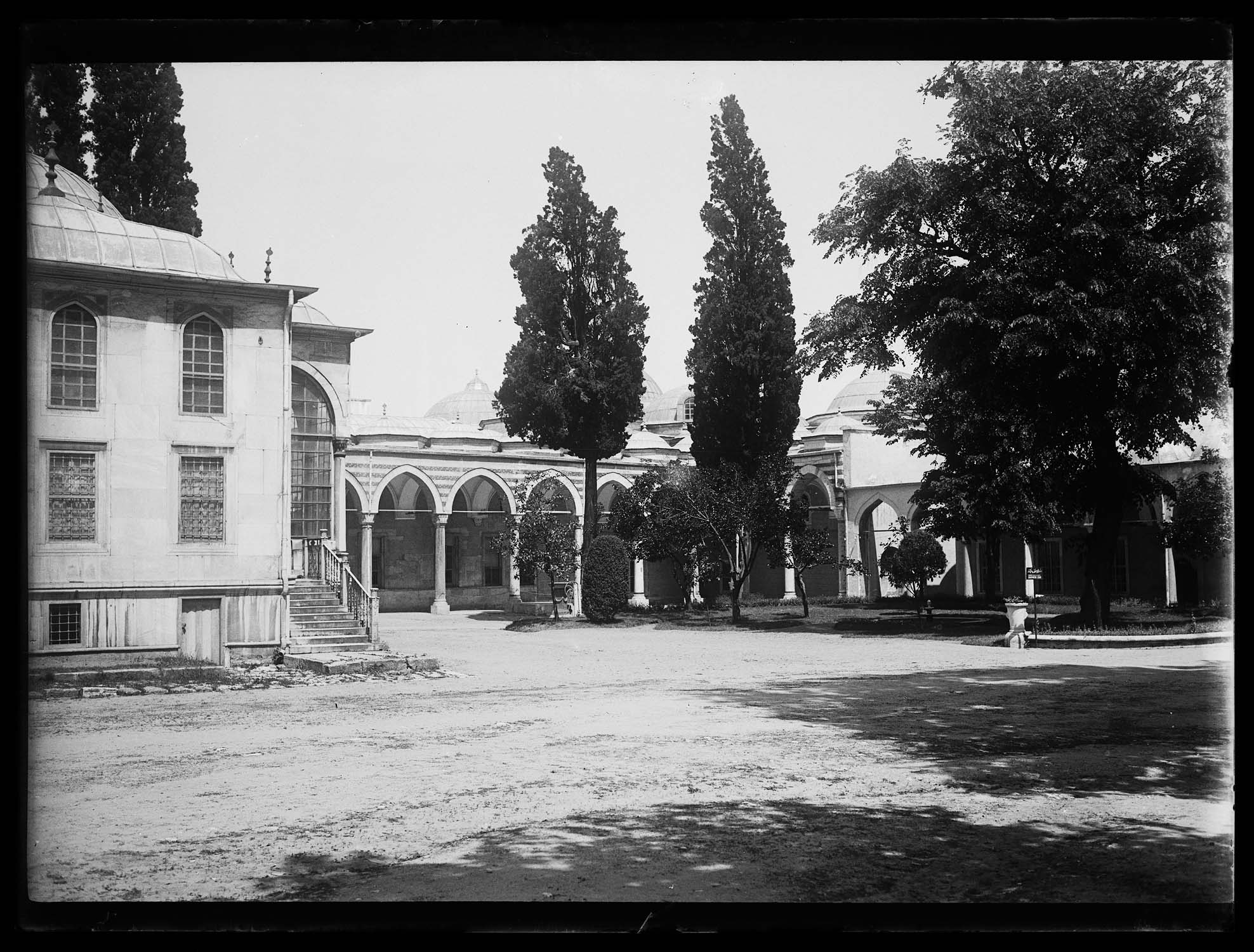Bibliothèque d'Ahmet III (à gauche) dans la troisième cour
